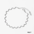 Zilveren roestvrijstalen armband met golvende gedraaide textuur en karabijnsluiting - Armband (PB877) / Zilver