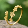 S925 Sterling Silber vergoldeter offener Ring mit mattem Vergissmeinnicht Blumendesign - Gold