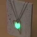 Collier cœur vintage et lune avec éclat vert lumineux dans le noir sur pierre décor - Green Glow Heart Necklace (Silver Chain)