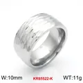 Anillo ancho 10mm de acero inoxidable martillado con acabado de textura única - US 7 / Plata (KR85522-K)