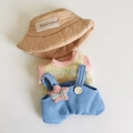 Puppenkleidung mit khakifarbenem Fischerhut, rosa Strickpullover und blauer Cordhose - Passend für 17cm Puppe / Braune Mütze + Regenbogenpullover + Blaue Latzhose / bunt