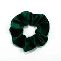 Chouchou en velours vert foncé avec texture à côtes verticales sur fond blanc - Vert Foncé