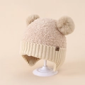 Détails de la texture du bonnet d'hiver beige pour bébé avec deux pompons et protège-oreilles - 3-8 Ans / Beige