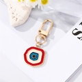 Détail du porte-clés doré avec breloque œil porte-bonheur en émail et fermoir à ressort - 1 Œil irrégulier rouge