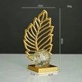 Ornamento sfera di cristallo dorata con foglie e base quadrata, altezza 16cm - Stile B - Foglia lunga