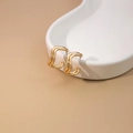 Orecchini a perno dorati a forma di C a doppio strato ondulato dal design geometrico - Oro