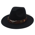 Détail du chapeau en feutre noir avec bandeau en cuir et ornement tête de taureau. - Noir