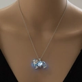 Collana luminosa Siberian Husky con ciondolo blu brillante su una catena placcata argento - Argento + Luce Celeste