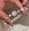 Gros plan d'un bracelet fleur en argent de style français avec perles et cristaux - Argent Rose