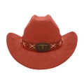 Vista macro del cappello da cowboy in feltro rosso acceso con fibbia in metallo a toro - Rosso ruggine