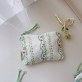 Détail de la pochette en toile florale avec motifs de vigne et étiquette Simple Wish - Fleur de Vigne Verte