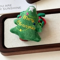 Nahaufnahme von grünem Plüsch-Haargummi als Weihnachtsbaum mit Stickerei-Details - Weihnachtsbaum