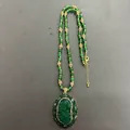 Collier en perles de calcédoine verte avec grand pendentif sculpté et accents dorés - Collier / Jade aventurine