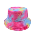 Dettaglio del cappello a secchiello tie-dye colorato con vivaci motivi rosa, blu e gialli - Regolabile / Cappello alla Pescatora Tie-Dye Rosso Rosa