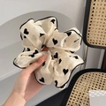 Detail von cremefarbenem Organza-Scrunchie mit schwarzen Herzen und Wellenrand - Herz Scrunchie
