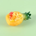Miniatur-Ananas-Spielzeugmodell mit bunter Harzfüllung und oberer Aufhängeschlaufe - Kirsch gebratener Reis