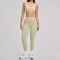 Set yoga olive due pezzi con bordi bianchi a contrasto e leggings a vita alta - Taglia S / Top E Pantaloni / Verde Estate (Bra + Leggings)