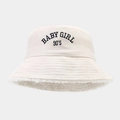 Dettaglio del ricamo BABY GIRL 90'S su cappello pescatore in scamosciato crema con ecopelliccia - M (56-58cm) / Beige