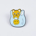 Spilla smaltata cartoon con un simpatico gatto giallo in un sacchetto di plastica blu - Gatto Arancione in Borsa Smiley