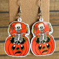 Primer plano de pendientes de Halloween de acrílico con diseño de calabaza y calavera - Calavera de Calabaza