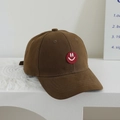 Detalle de gorra de béisbol café para niños con parche bordado de cara sonriente roja - 54cm (3-8 años) / Marrón