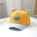 Dettaglio cappellino neonato con orsetto 3D in UFO e design patchwork dai colori vivaci - 48cm (6M-2A) / Giallo