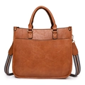 Sac fourre-tout marron en similicuir avec poignée et bandoulière rayée sur fond blanc - Marron