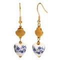 Orecchini a cuore in acciaio inossidabile placcato oro 18K con decoro floreale blu e bianco - Orecchini a Gancio a Conchiglia in Porcellana Bianca e Blu / Oro