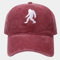 Dettaglio del ricamo Bigfoot bianco su un cappellino in cotone lavato bordeaux vintage - Regolabile / Borgogna