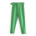 Detalle del pantalón de talle alto verde esmeralda con cinturón a juego de hebilla cuadrada - XS / Verde Hierba
