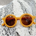 Ronde zonnebril voor kinderen in mosterdgeel met donkere glazen en trendy look - Geel