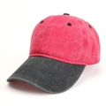 Dettaglio del cappello da baseball bicolore rosso e grigio in cotone lavato stile retrò - Tesa Nera Corona Rosso Anguria
