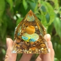 Pyramide en cristal œil de tigre avec arbre de vie et feuille d'or en résine - Style 27