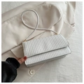 Sac baguette minimaliste blanc en similicuir tressé avec détails métalliques dorés - Blanc