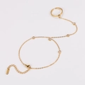 Detail eines 18K Gold Fingerarmbands mit herzförmigen Zirkonia und K18 Gravur - Weißer Zirkonia Herzstil