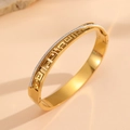 Dettaglio macro del bracciale dorato con motivo a greca e diamanti pavé incastonati - Bracciale rigido dorato con motivo greco e diamanti