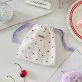 Dettaglio del sacchetto in cotone bianco con stampa a cuori rossi e cordoncino lilla - Cuore a strisce rosso