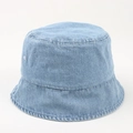Primer plano de sombrero de pescador en denim azul claro con costuras blancas finas - M (56-58cm) / Azul claro