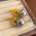 Französische Vintage-Goldblatt-Ohrringe mit grauer Perle und Strass in einer Samtbox - E4733 Silberner Ohrstecker-Grau (Blattperle)
