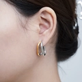 Pendientes de aro ovalados bicolores minimalistas en oro y plata pulidos en la oreja del modelo - Pendientes Ovalados de Dos Líneas (MS-155) / Bicolor (Oro y Plata)