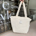 Nahaufnahme der cremeweißen Cloud-Tote-Bag mit 3D-Bubble-Struktur und Logo-Patch - Blasenbeige