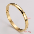 Vista macro detallada que muestra el ancho de 6mm y el peso de 7,5g de este brazalete dorado - 6mm / Dorado
