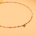 Macro-opname van veelkleurige stenen kralenketting met gouden sluiting en dubbele hangers - Kleurrijke Gebroken Steen Dubbele Edelsteen Hanger Ketting (GX03409D)