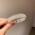 Lujoso brazalete ancho con triple fila de cuentas de cristal y acabado dorado - Estilo Dorado