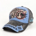 Dettaglio della toppa ricamata a squalo ed effetti strappati sul cappello baseball in denim lavato - Regolabile (54-60cm) / Blu Nero