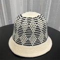 Chapeau bob en maille blanc cassé avec motifs géométriques noirs et texture épaisse - Taille Unique / Tricot à Losanges Grille Noir Beige