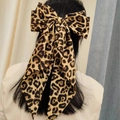 Haarklammer mit Leopardenmuster und Schleife, am Pferdeschwanz eines Models - Gelbe Leoparden-Schleife