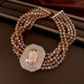 Dettaglio della collana a strati con perle dorate e gemma quadrata champagne - Collana di Perle a Più Strati (WE3096) / Oro
