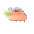 Dettaglio del fermaglio per capelli in acrilico a forma di carota con scritta Cool Summer - Molletta alla Carota 4cm