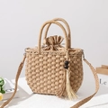 Bolso de hombro de paja con borla de cuentas de madera y forro con cordón - café